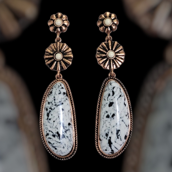 White Buffalo Colored Western Copper Trim Earrings New - Picture 2 of 3